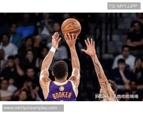 古德温称赞布克为天生竞争者强调其在球队中的领导力与严格要求